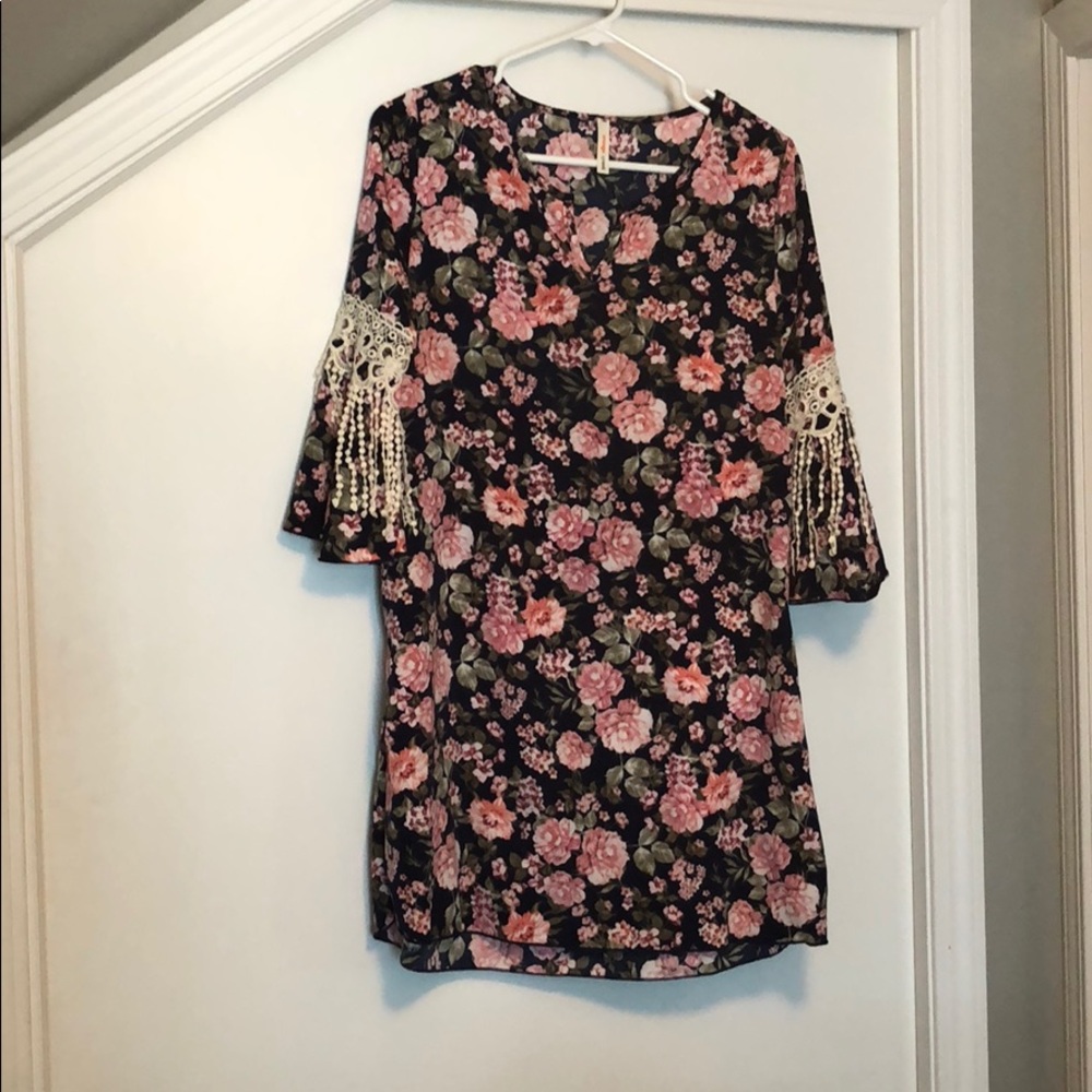 Floral dress with fridge sleeve detail